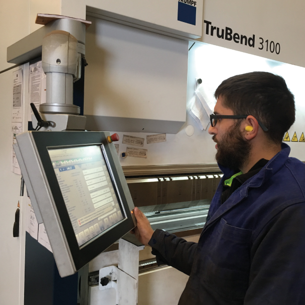 Opérateur programmant la presse plieuse Trumpf TruBend 3100